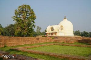 Nowadays, it is a village of the Kushinagar district in the Indian state of Uttar Pradesh, near the border with Nepal. The site where the Buddha passed from this world was only discovered in 1876.