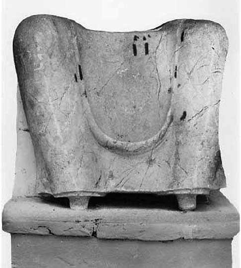 112 NIColaS ReViRe Figure 3. lower portion of a colossal seated Buddha image from Wat Phra Men.