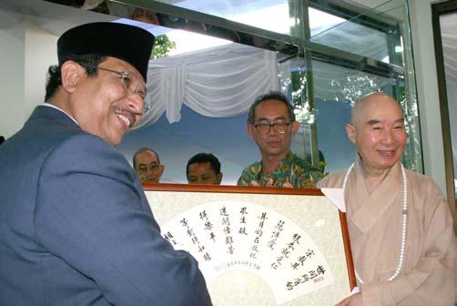 March 2004 Report of Venerable Master Chin Kung s Trip to Indonesia 2004 On the October of 2003, Venerable Master Chin Kung was invited by the Vice President of Indoensia, Dr.