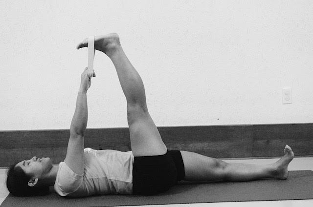 Parsva Sirsasana Revolved Headstand Start in Sirsasana. Use the exhalation to turn the abdomen, hips and legs to the right. Roll the right leg strongly inward as you turn to the right.