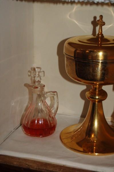 Remove the ciborium and cruet of blessed wine and place them on the altar for the deacon. 11. The server helps the deacon by handing over the wafers & wine in that order.