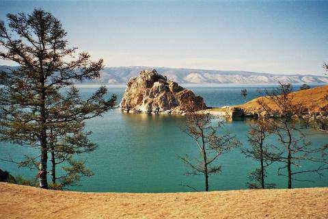SSC Programme Lake Baikal The lake covers 31,500 sq.km. It is 636 km long and an average of 48 km wide. The widest point of the lake is 79.4 km. The water basin occupies 557,000 sq. km. and contains 23,000 cu.