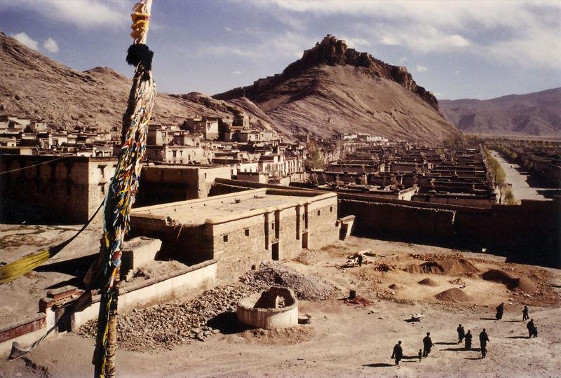 the Tibetan Empire that had risen to power in the Yarlung River Valley. In 641 A.D.