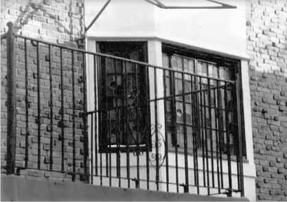 The balcony on the third floor Building in reverse doing the windows even before completing the walls The balcony for the Rebbe s sukka on the second floor henceforth the name Beis Agudas Chassidei