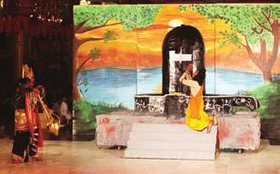 the students of Prasanthi Nilayam Campus of the university. Mrityunjaya: A Drama The drama began at 7.05 p.m. with a beautiful dance by the students in worship of Lord Siva.