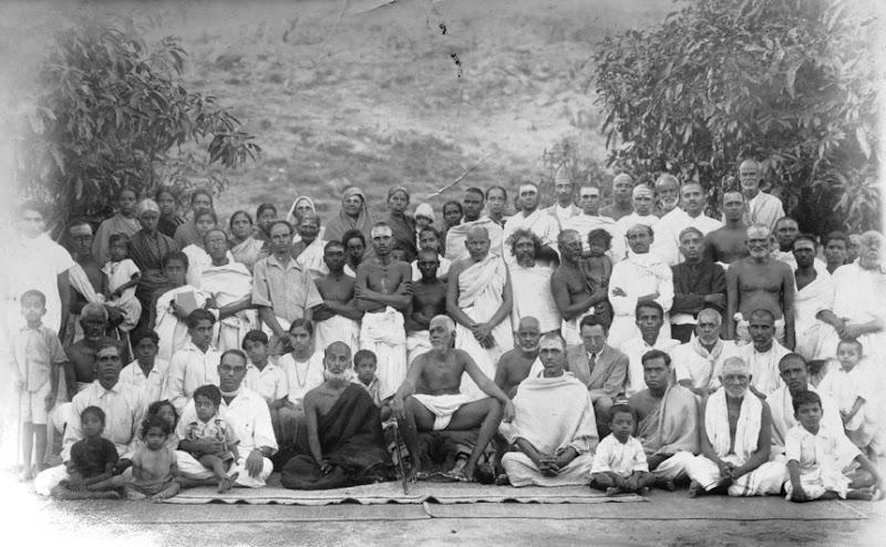 Devotees: Tenamma (back row), Annamalai Swami (standing), Yogi Ramaiah (sitting), Ganapati Sastri (behind Chinnaswamy), Mudaliar Patti (obscuring Santamma) SRI YOGI RAMAIAH: There is an old saying,