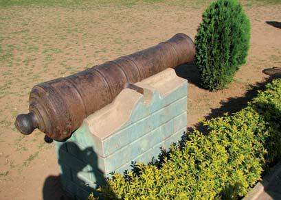Rajeev Singh Why these attacks? While we were all talking, Shreedhar called us to see a big gun (cannon). We ran up the steps. Shailja: This must have been the Sultan's big gun.