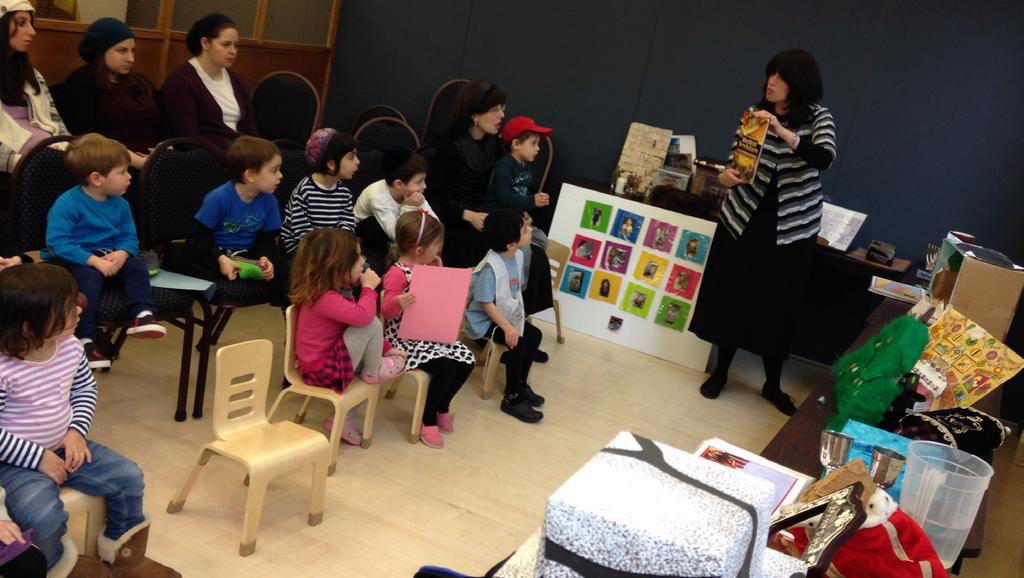 Morah Bassie gave the children a captivating introduction to the Jewish History Timeline, one of the foundations of the Al Pi Darko contextual learning approach developed by Rabbi Rietti.