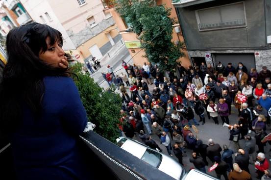 Some Locksmiths And Police Reluctant Of Refusing To Participate; Spaniards Who Gather To Protest Evictions Have Shoved Locksmiths And Spit On Them The Objections Raised By Lower-Level Operatives In