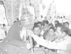 8 THE NEW LIGHT OF MYANMAR Monday, 4 April, 2005 Senior General Than Shwe and wife Daw Kyaing Kyaing attend ceremony to enshrine relics, hoist Shwehtidaw and consecrate Maha Theikdizaya Pagoda in