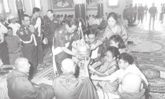 General Thura Shwe Mann donated Hngetmyatnadaw, eight requisites and provisions to the Sayadaw. The commander presented documents related to the pagoda to the Sayadaw.