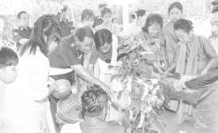 THE NEW LIGHT OF MYANMAR Monday, 4 April, 2005 9 Senior General Than Shwe and wife Daw Kyaing Kyaing and party share merits at consecration ceremony of Maha Theikdizaya Pagoda.
