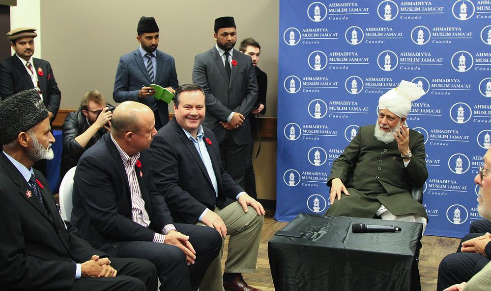 Meeting with dignitaries Huzoor and his Qafila arrived at the Exhibition Centre at 12pm and prior to the main reception, Huzoor held an audience with several Canadian dignitaries and politicians.