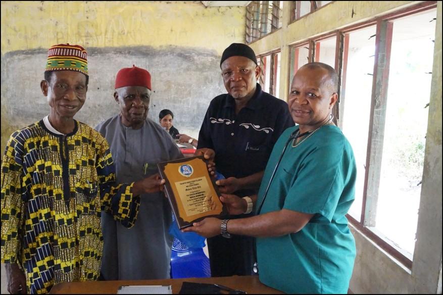 I am deeply touched by this gesture and honor said Dr. Okere. Representatives of the Senior Citizens of Imo state present a plaque to HIMM President Dr.