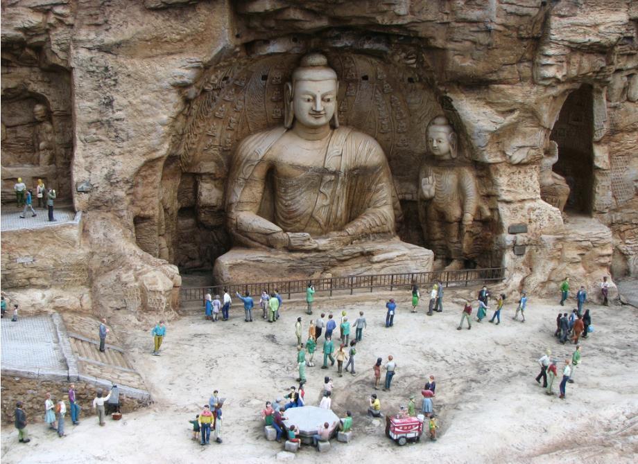 Yungang: many Buddha images of