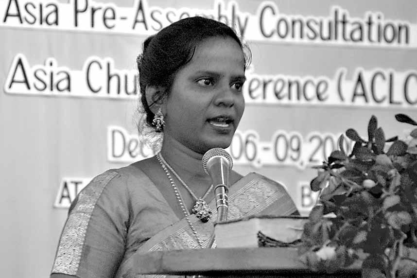 Lutheran World Information Ms Dora R. Hemalatha from the Arcot Lutheran Church (India) presents the women s message to the APAC/ ACLC participants.