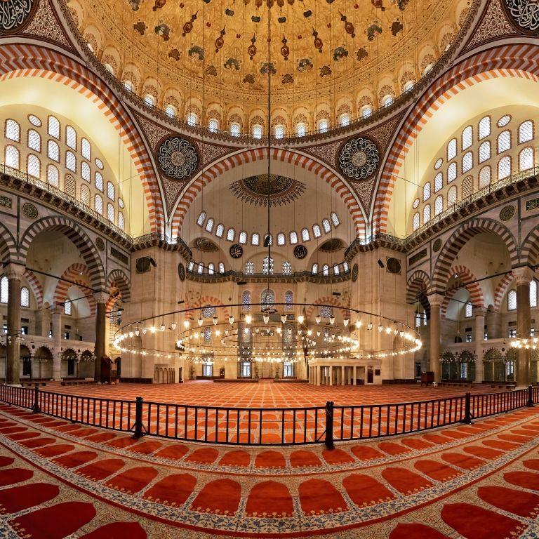 Unified open interior: Mosque of Selim II (1568-1575) Unified core with a brilliant dome surmounting a centrally organized plan Inspired by Byzantine