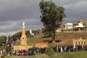 TA PINU AT BACCHUS MARSH, VICTORIA, AUSTRALIA Rebecca Comini, Kairos Catholic Journal Every year hundreds of pilgrims ascend the Flanagans Drive hill in Bacchus Marsh to celebrate the Solemnity of