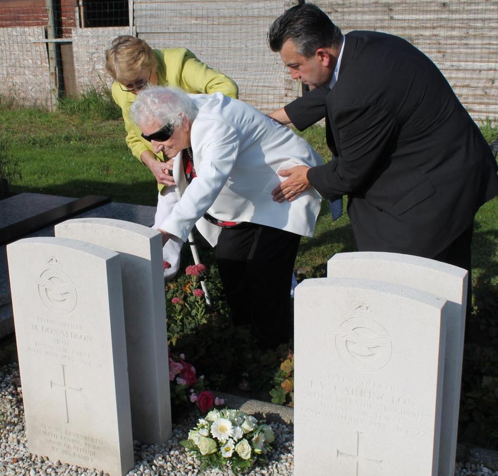 Erwin Mynsberghe Mrs. Enid Scillitoe at the grave of her beloved brother, Sgt Leslie Herbert Stride ; assisted by Mrs. Maggie Davies (UK) and Mr. Walter Cami (BE).