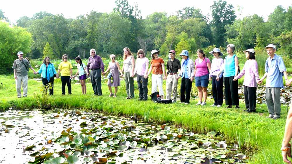 A VISIT TO KENILWORTH AQUATIC GARDENS By Jill McKay On a beautiful July Saturday members of our community met at Kenilworth Aquatic Gardens to enjoy each other s company in the presence of