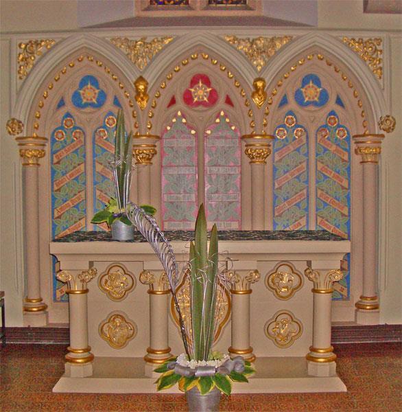 supports. With the exception of the crypt altar, dedicated in honour of St Peter, these altars had a reredos consisting of an enriched blind arcade constructed in the thickness of the east wall.