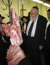 Rabbi Yisroel Belsky inspecting Menukar meat at