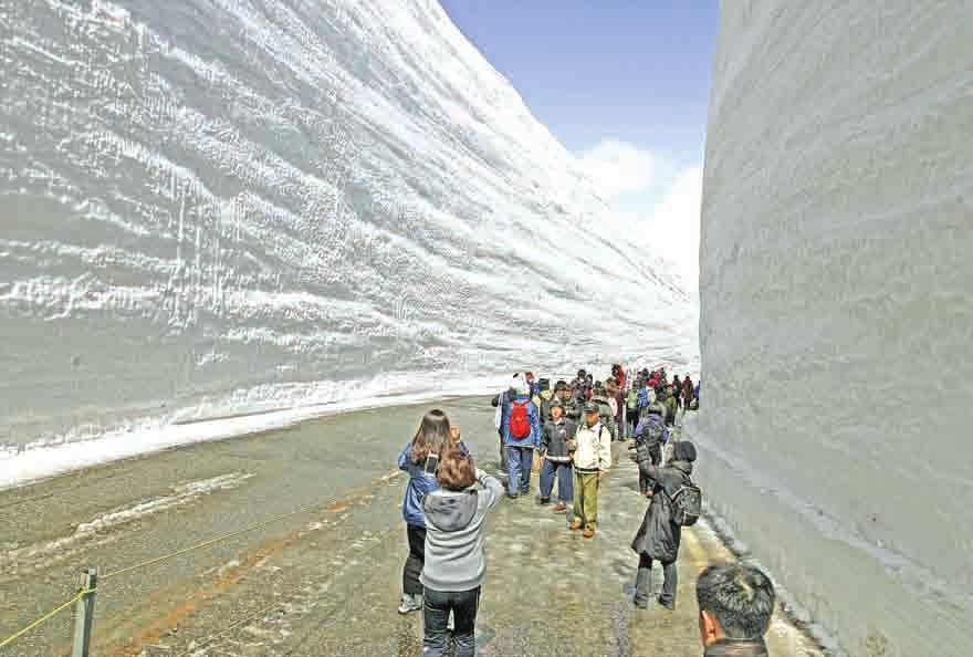 Japan s Alpine sightseeing route featuring 17-meter snow walls opens SOCIAL 15 TOYAMA A sightseeing route running through the Tateyama mountain range in central Japan s Northern Alps opened on