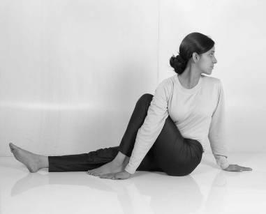 VAKRA ASANA Sit erect with your legs stretched out in the Uttana Asana. Bend your right knee and place the right foot by the side of the left knee.