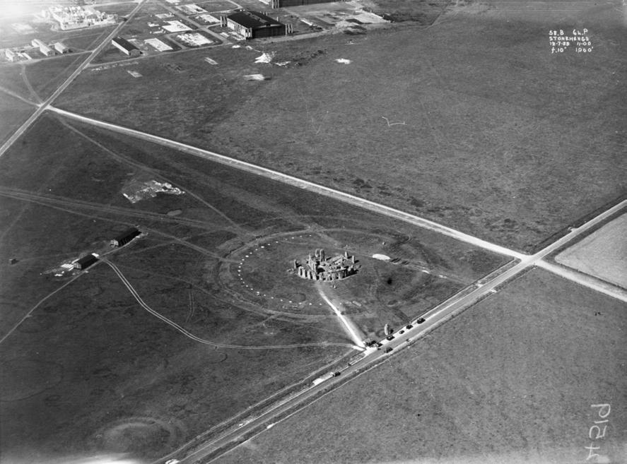 Figure 26: Oblique RAF view looking southwest, taken 12 th July 1928. Hawley s excavations had ended in September 1926, but clearly almost two years on some clearing up work remained to be done.