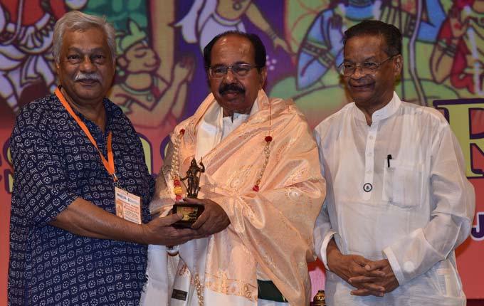EXHIBITION OF STAMPS AND COINS ON LORD RAMA Dr. M. Veerappa Moily, Recipient of Saraswati Samman, former Union Minister being felicitated by Shri H.N. Suresh, Director, BVB.