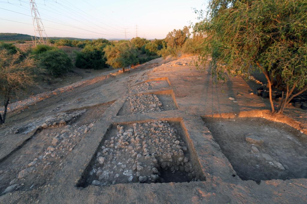 Evidence of Aramean Influences in Iron Age Judah and Israel 63 Figure 3: View, Looking East, of the Iron Age IIA Fortifications of the Lower City of Gath (2015 Season of Excavations).