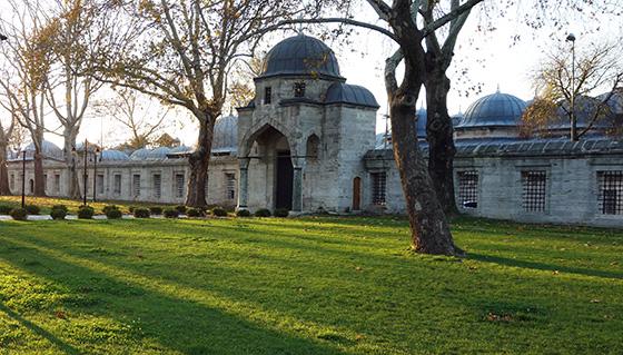 galleries (serifes) shows that Suleyman was the 10 th Ottoman sultan Central plan Square interior Dome (qubba in Arabic) (53m high, 27.