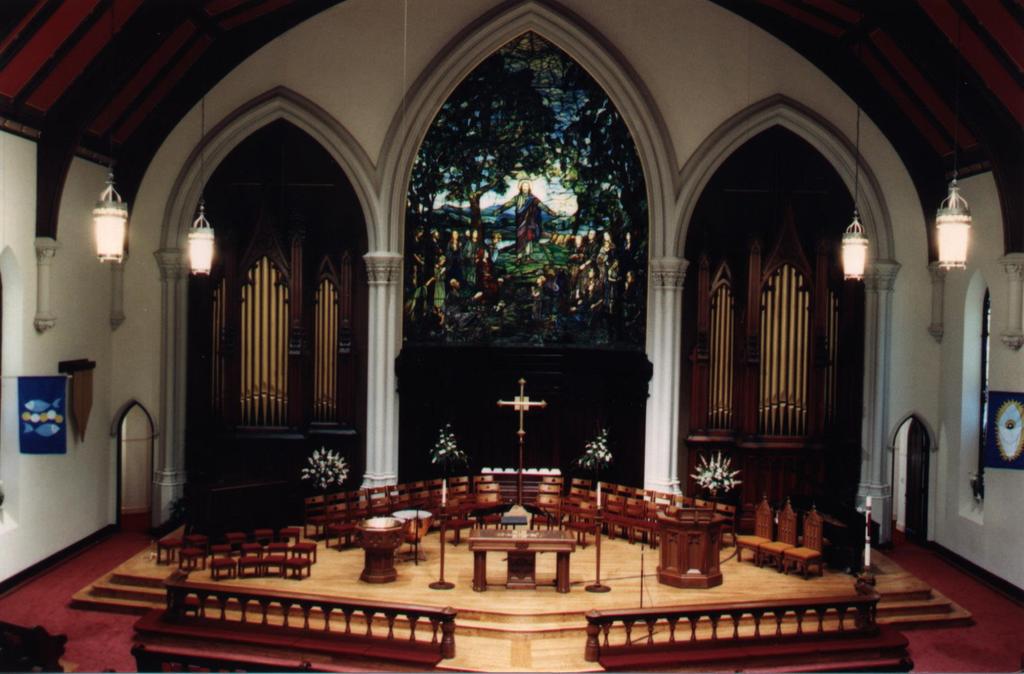 The 1995 renovation included a three-step raised platform