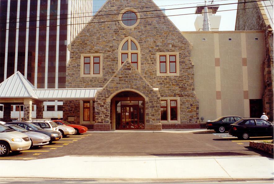2001 Grace Church added a two-story entrance pavilion on Washington Street, offering a reception area, elevator, new restrooms and a large parlor.