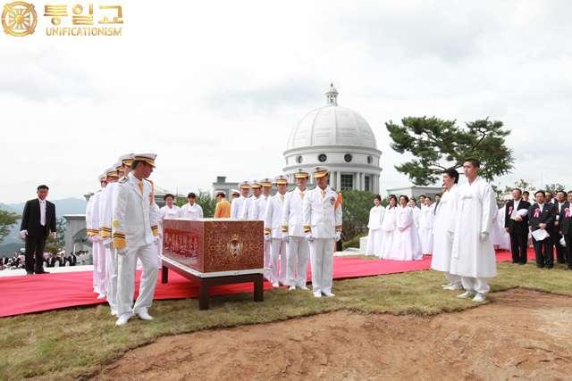 After the holy body of the True Parent of Heaven, Earth, and Humankind arrived at Cheon Seong San Won Jun site, the burial was carried out by World President Hyung Jin