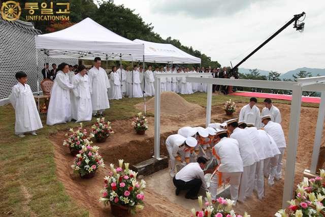 True Mother not taking her eyes off throughout the interment ceremony The President of Unificationism-Korea, Dr.