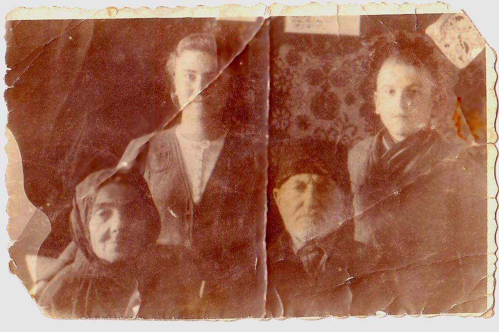 Shloyme Spivak with his wife Sheyva Spivak (Levit) and grandchildren Khinka and Isaac, 1939, Kaushany Shloyme and Sheiva Shloyme born 1866 died from hunger in