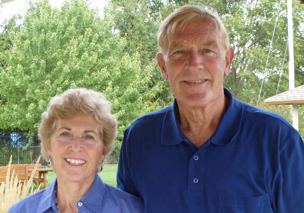 LET THE CHURCH BE THE CHURCH Encouragement, Advice, and a Call to Action from Ralph & Carol Honderd Ralph and Carol Honderd met a young couple several years ago at a conference for those who serve