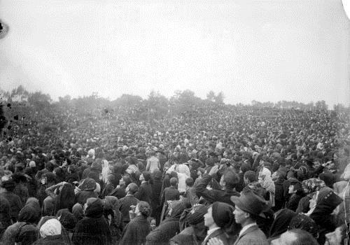 Apparitions of Our Lady 6th Apparition - October 13, 1917 There was a multitude of people (70,000) under the torrential rain.