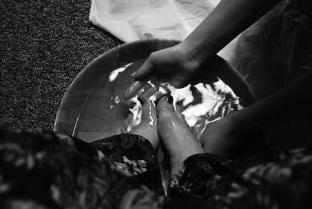 Messianic Haggadah: The Order of 227 the Passover Service for the Church of God Lessons o f Se r v i c e a n d Humility Le a r n e d Through Foot Washing 6 After supper, Yeshua rose from the table,