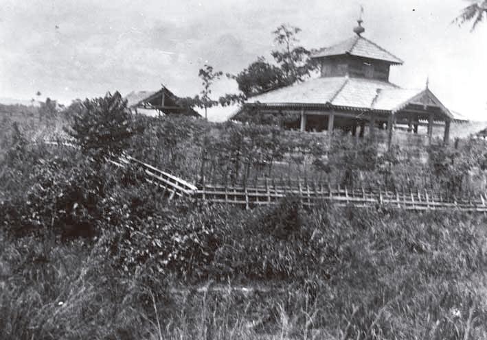 226 Jean Gelman Taylor Figure 21. Mosque at Samalanga shows an Acehnese variant on Southeast Asian mosque architecture, 1924 (KITLV 18013) rule in Aceh encouraged.