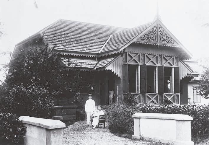 Aceh histories in the KITLV images archive 227 Figure 22. The Cox family in front of their home in Lhosoekoen, July 1923. The Cox family had roots in Java s Dutch-Javanese society.