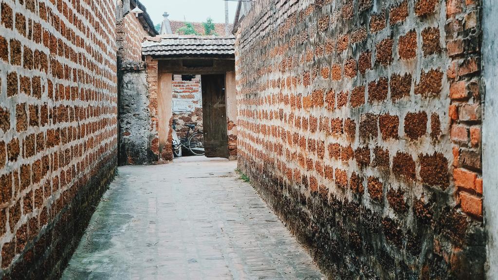 DUONG LAM VILLAGE About 1200 years of history with many house dating back