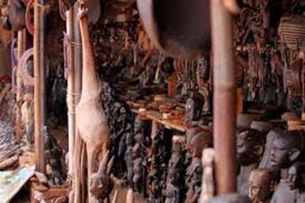 The Makonde are best known for their wood carvings, primarily made of blackwood (Dalbergiamelanoxylon, ormpingo). The Makonde traditionally carve household objects, figures and masks.