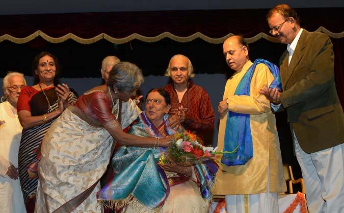 The recipient of Shanthala awardee Smt. Lalitha Srinivasan, Director Nupura was honoured by Smt. Sharada Rudra, Vice-President, Karnataka Nritya Kala Parishath.