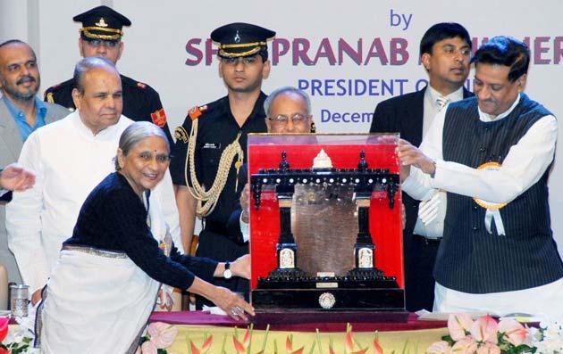 Women empowerment campaigner Ela Bhatt receives the honorary membership from President Pranab Mukherjee while Sri. K.