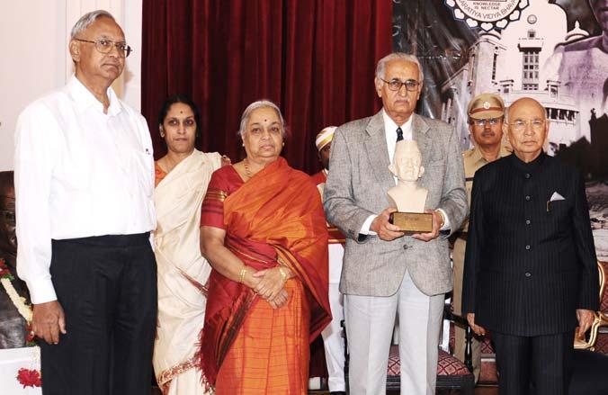 Dr.Bhardwaj confessed that he considered himself fortunate for having been associated with Sri Munshi when the latter had retired from public life to practice law. Earlier, Dr.