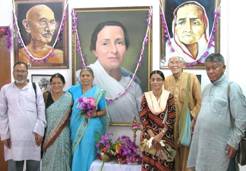 The photographs of Sarala Behn, Lakshmi Ashram and the working lives of the hill women displayed on the beautiful whitewashed walls present a fine history of Sarala Behn s life.