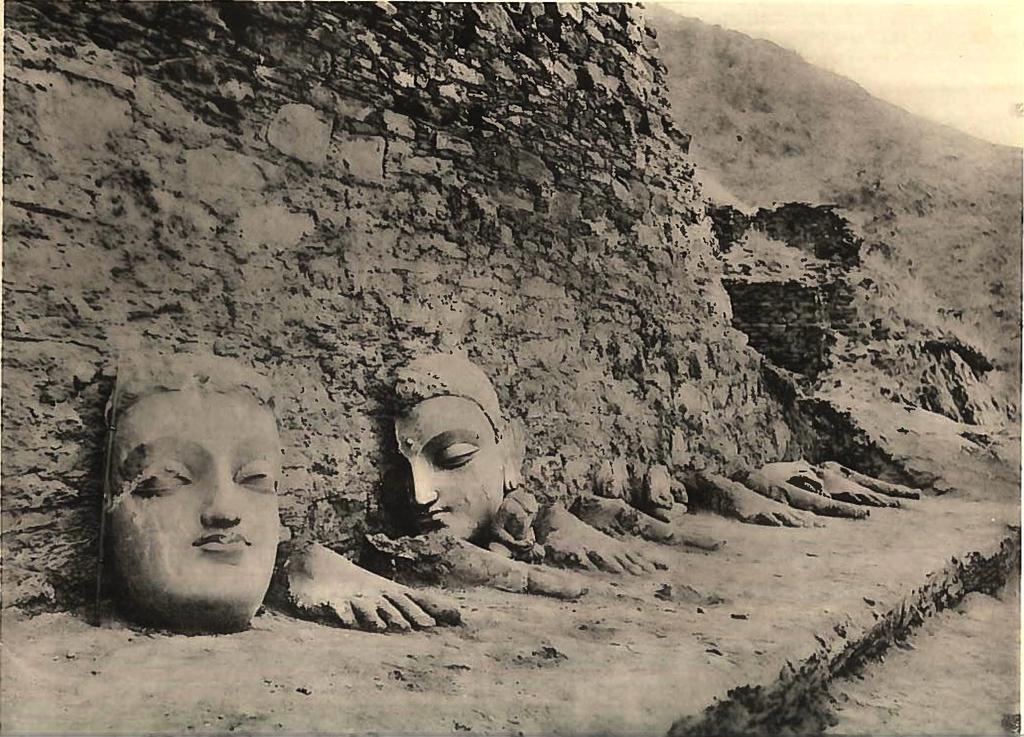 7 Figure 8: In situ heads and feet in Stupa Court XX (Photo: after Hargreaves 1914: pl. XXI.a). Soon after Hargreaves s work, A.