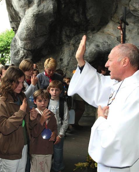 Pilgrims coming to Lourdes Individuels Familles Groups of friends by their own means in an organised
